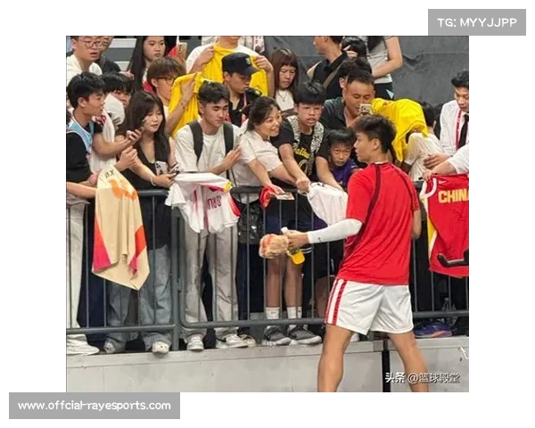 终场哨响委内瑞拉球员与赵睿交换球衣展现友谊与体育精神 终场哨响委内瑞拉球员与赵睿交换球衣展现友谊与体育精神